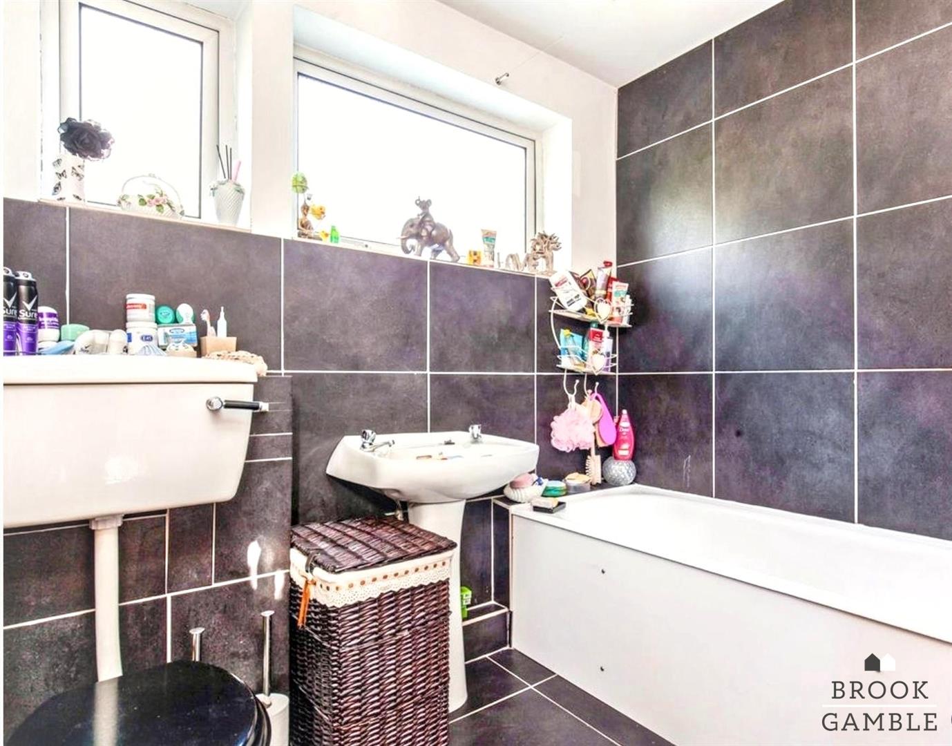 3 Bedroom House - Detached. Peppercombe Road in Eastbourne, 16